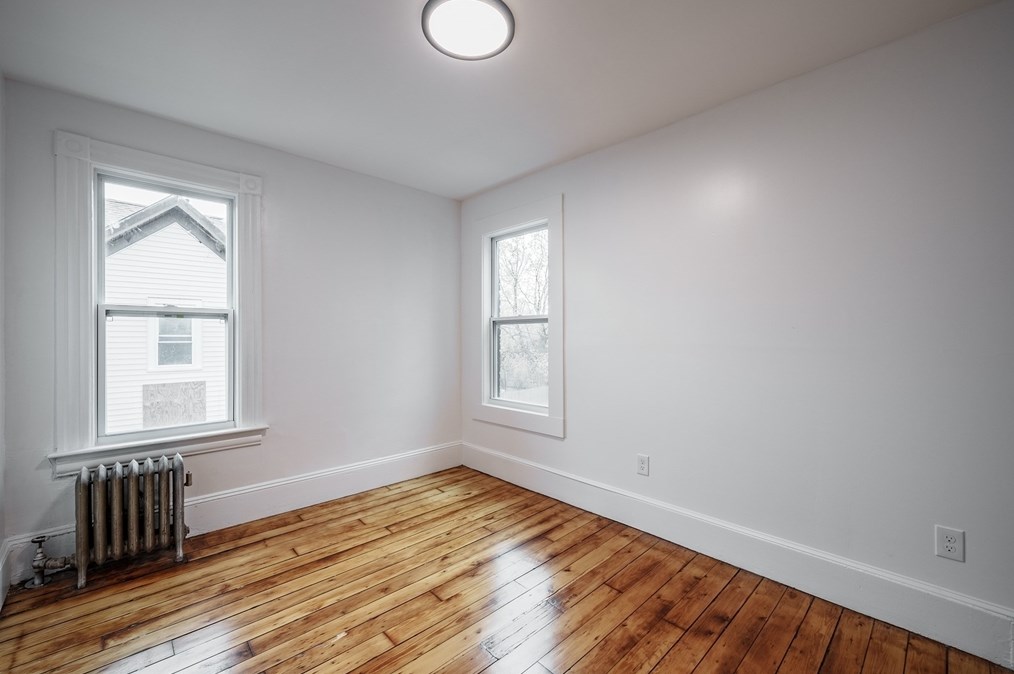 56 Taylor St, Holyoke MA  01040-3321 exterior