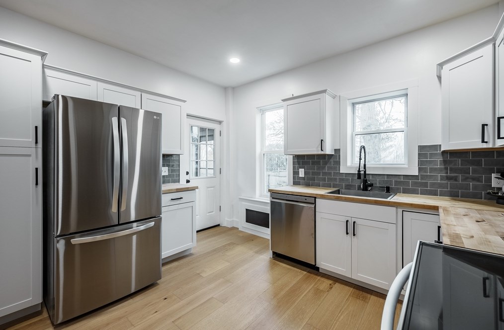 56 Taylor St, Holyoke MA  01040-3321 exterior