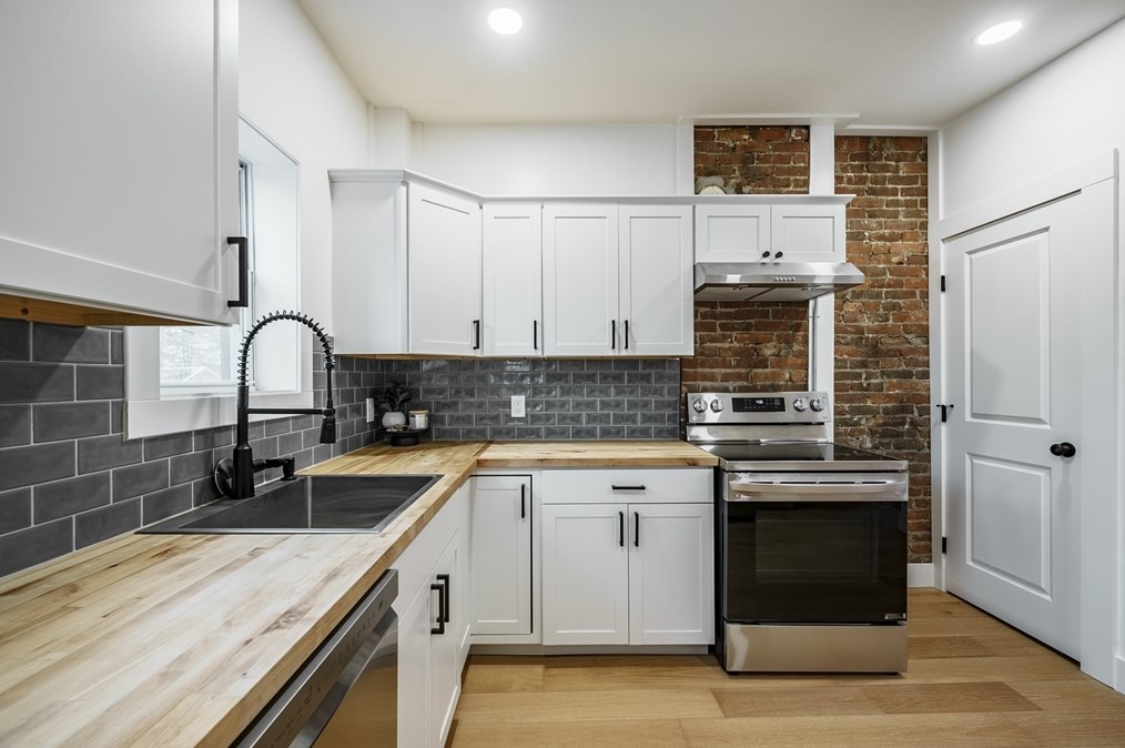 56 Taylor St, Holyoke MA  01040-3321 exterior