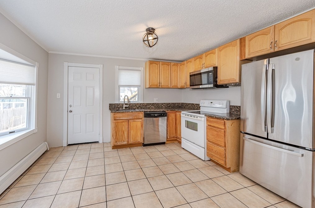 7 Barton St #1, Salem, MA 01970
