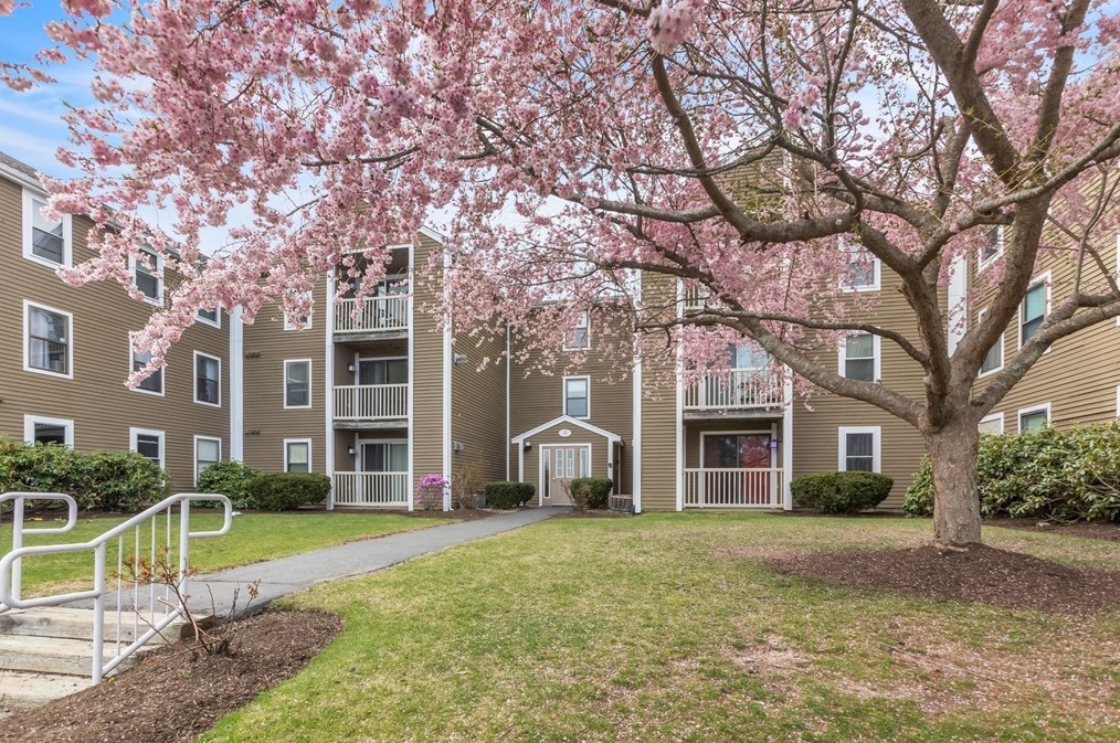 3 Marc Dr #3b8, Plymouth, MA 02360