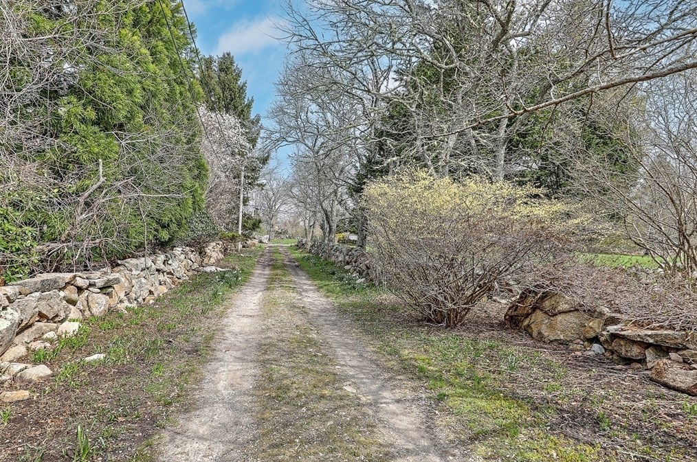 4 Bakers Brook Rd, Dartmouth, MA 02748-1164