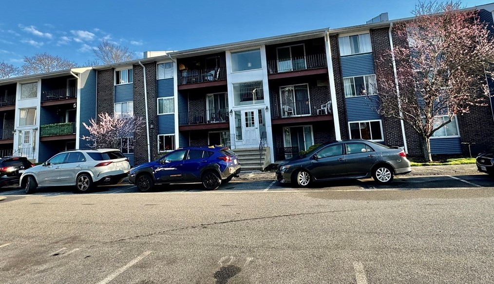 7 Woodcrest Ct #4, Weymouth, MA 02190