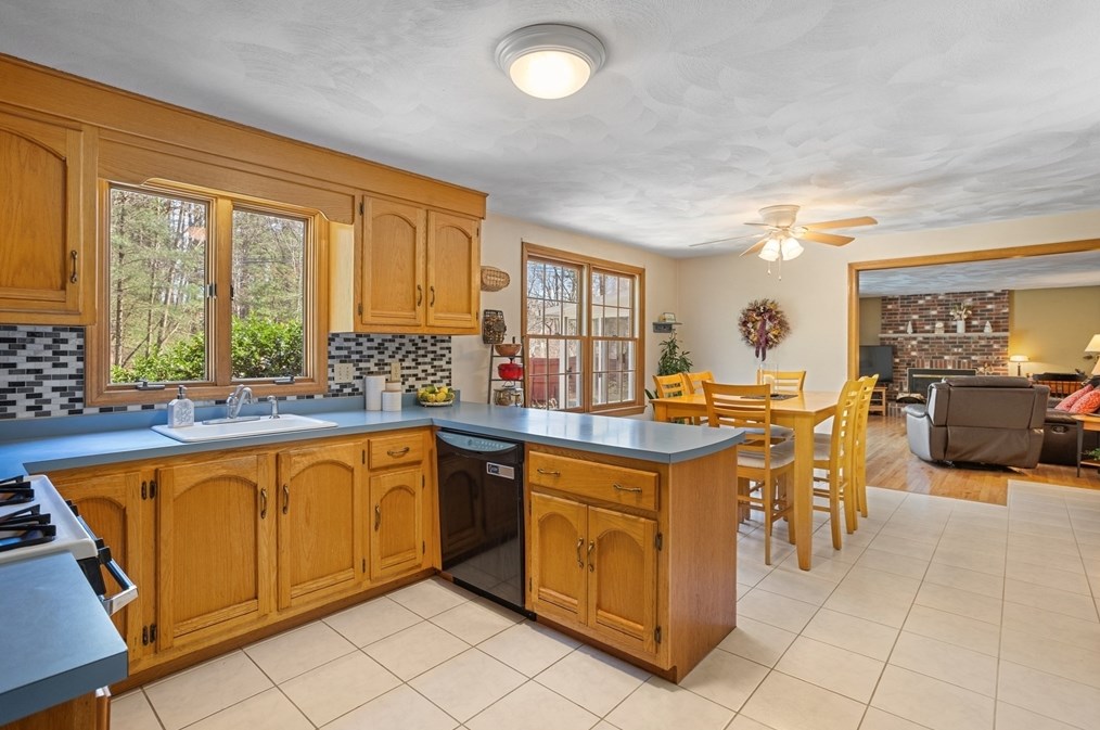 65 Dunvegan Rd, Tewksbury MA 01876 exterior