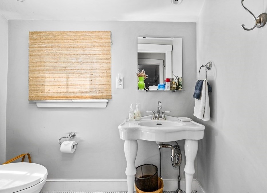 24 St, Hingham MA 02061-2610 exterior