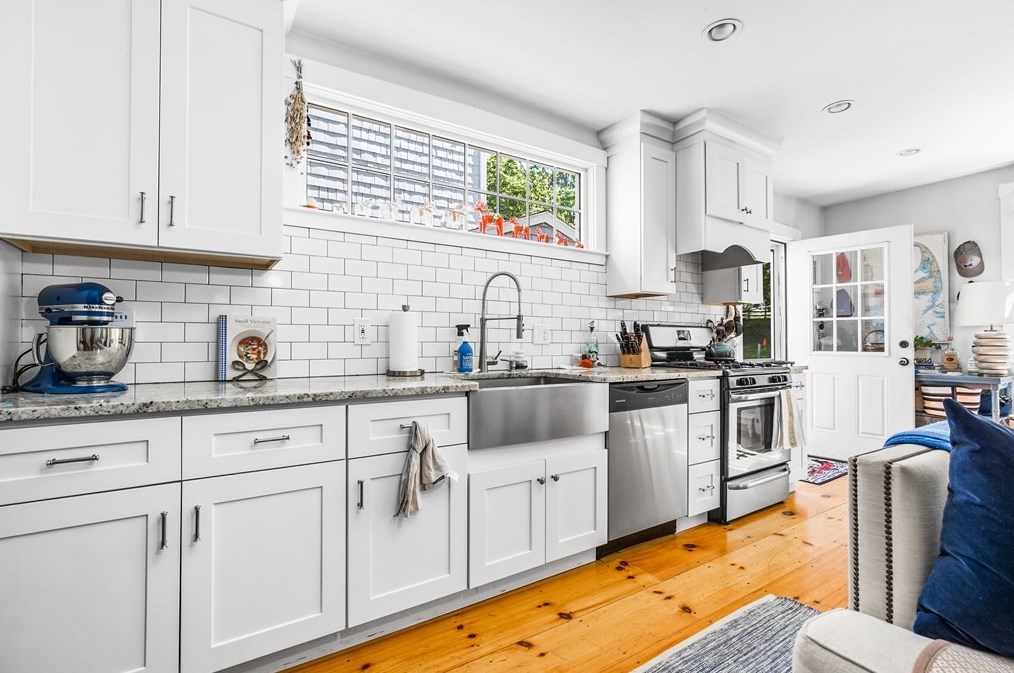 24 St, Hingham MA 02061-2610 exterior