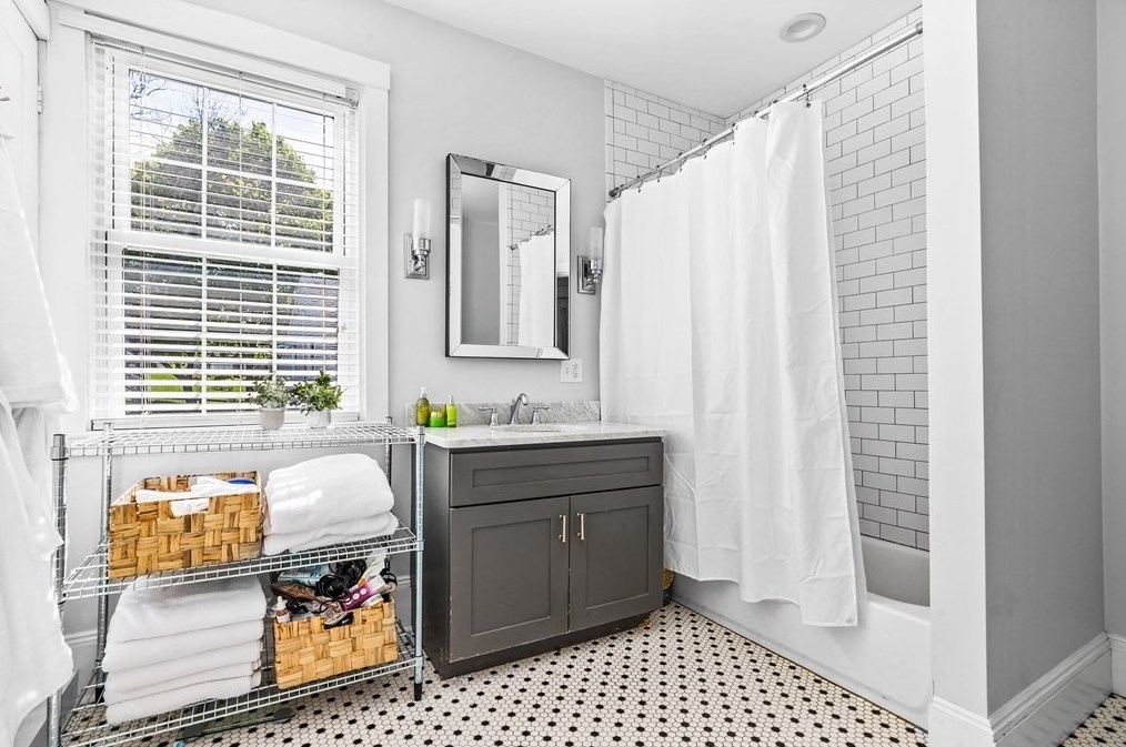 24 St, Hingham MA 02061-2610 exterior