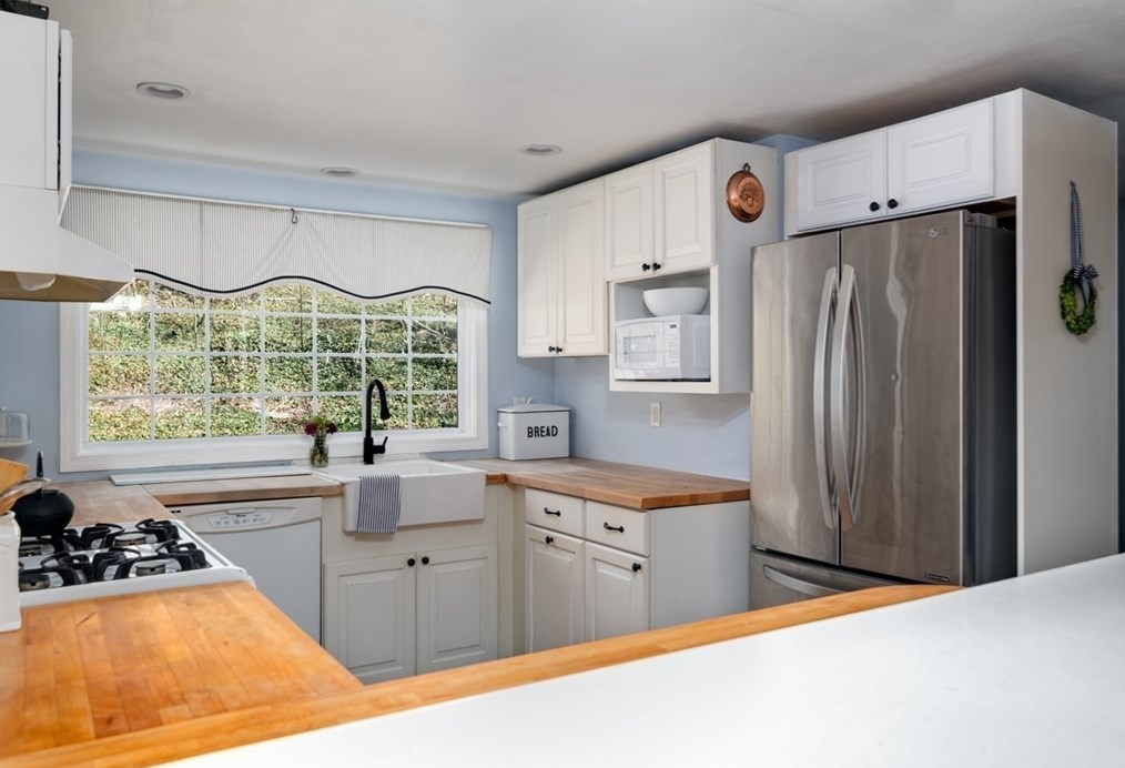 29 Simmons Rd, Hingham MA 02043-4525 exterior