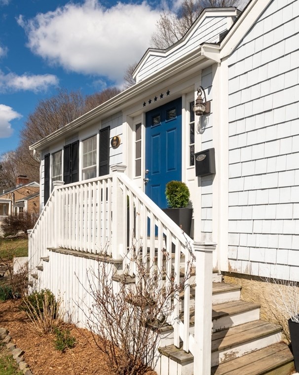 29 Simmons Rd, Hingham MA 02043-4525 exterior