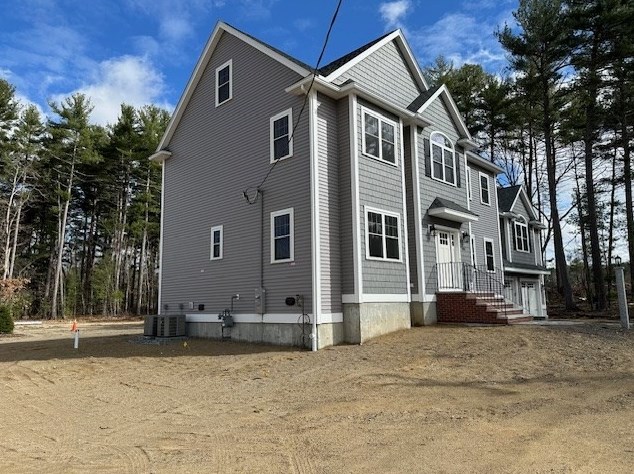 305 Pine St, Tewksbury, MA 01876-3627