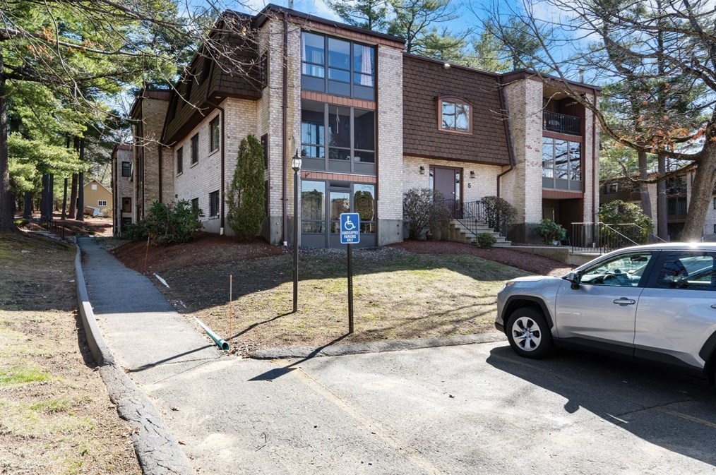 5 Greenbriar Dr #206, North Reading, MA 01864