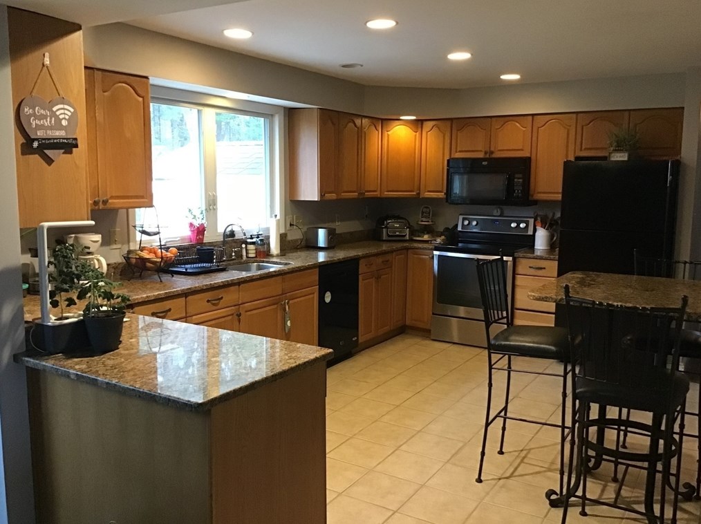 390 High St, Whitman MA 02382-1136 exterior