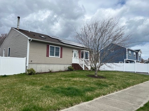 87 Mccabe St, Dartmouth MA  02748-1615 exterior