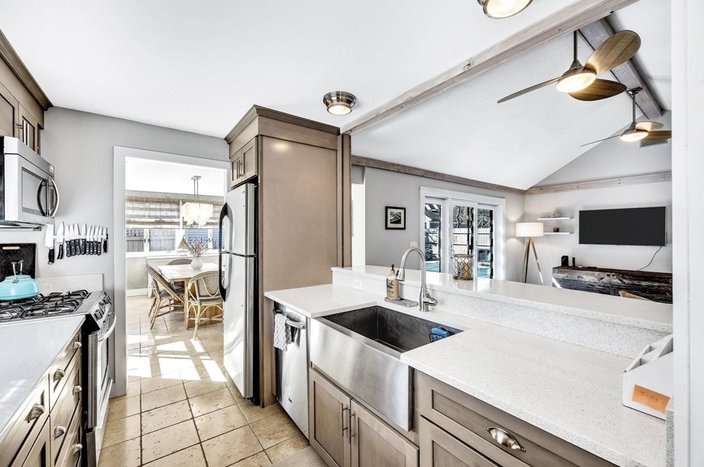 6 Mashie Cir, Mashpee MA exterior