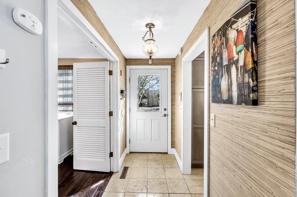 6 Mashie Cir, Mashpee MA exterior