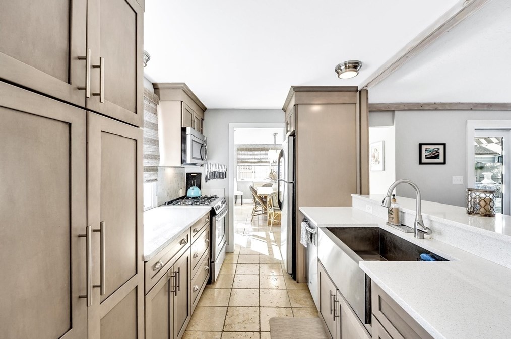 6 Mashie Cir, Mashpee MA exterior