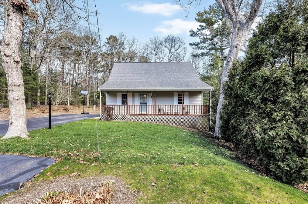 370 Quinaquisset Ave, Mashpee, MA 02649
