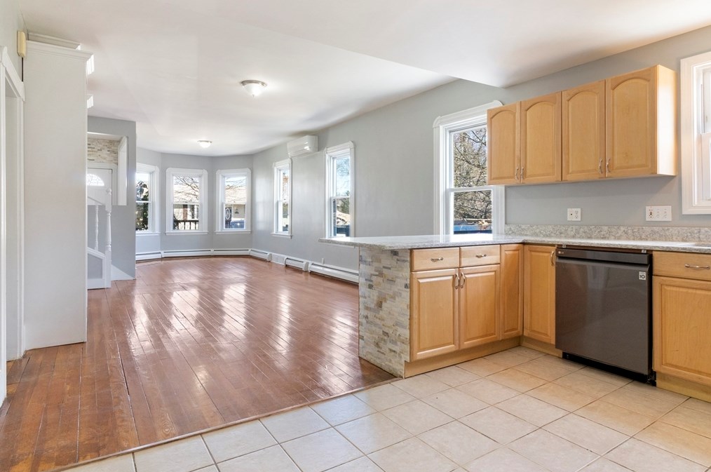 68 York St, Dartmouth, MA 02747-2347