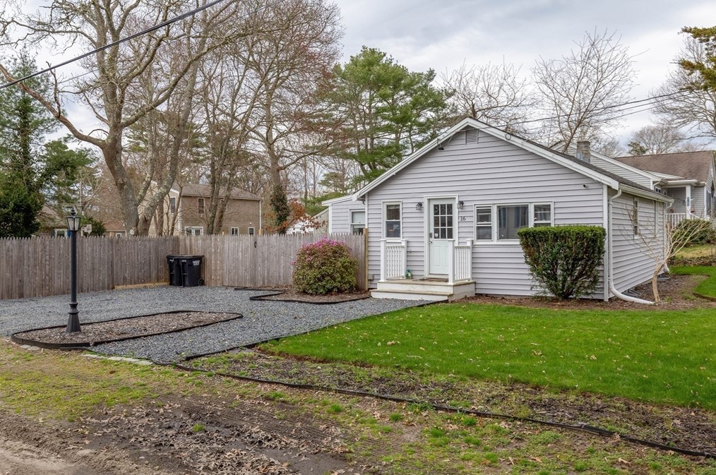 16 Spruce St, Plymouth, MA 02360