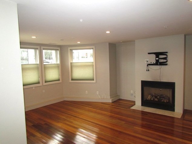 69 Galen St Apt 1, Watertown, MA 02472