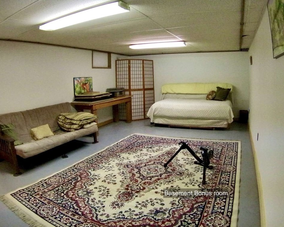 55 Cherry Ln, Amherst MA 01002-1520 exterior