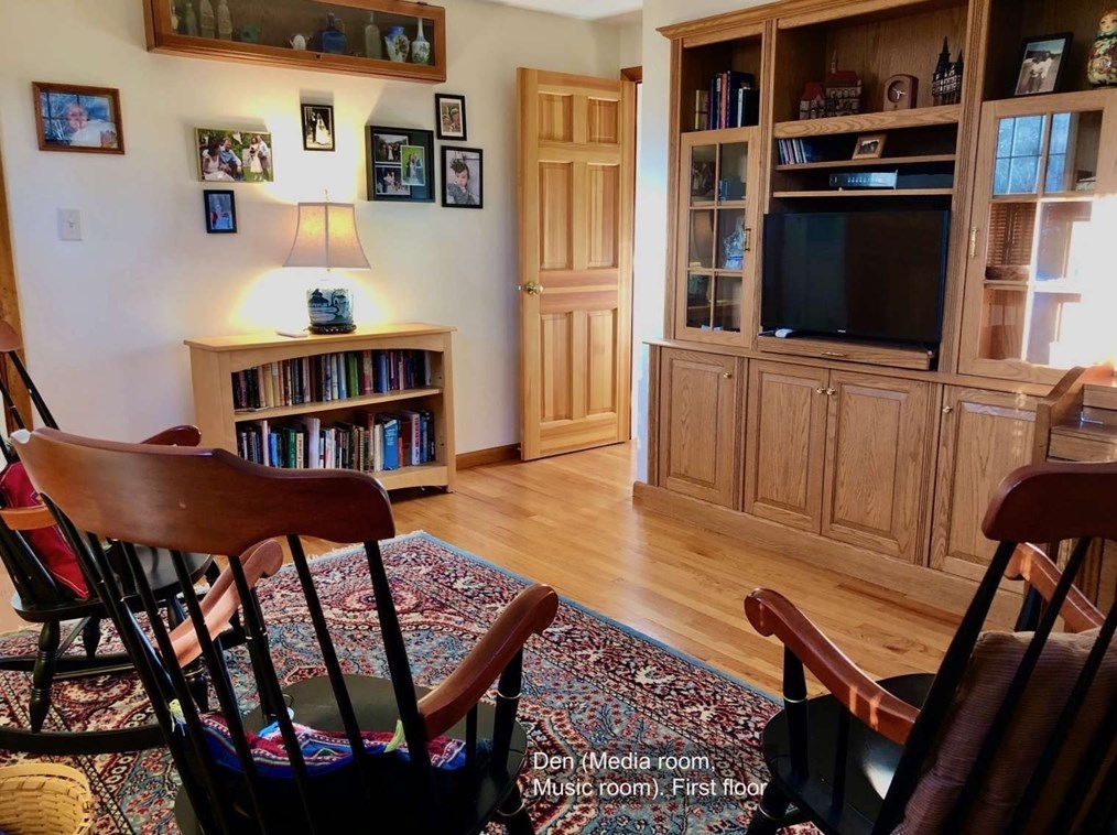 55 Cherry Ln, Amherst MA 01002-1520 exterior