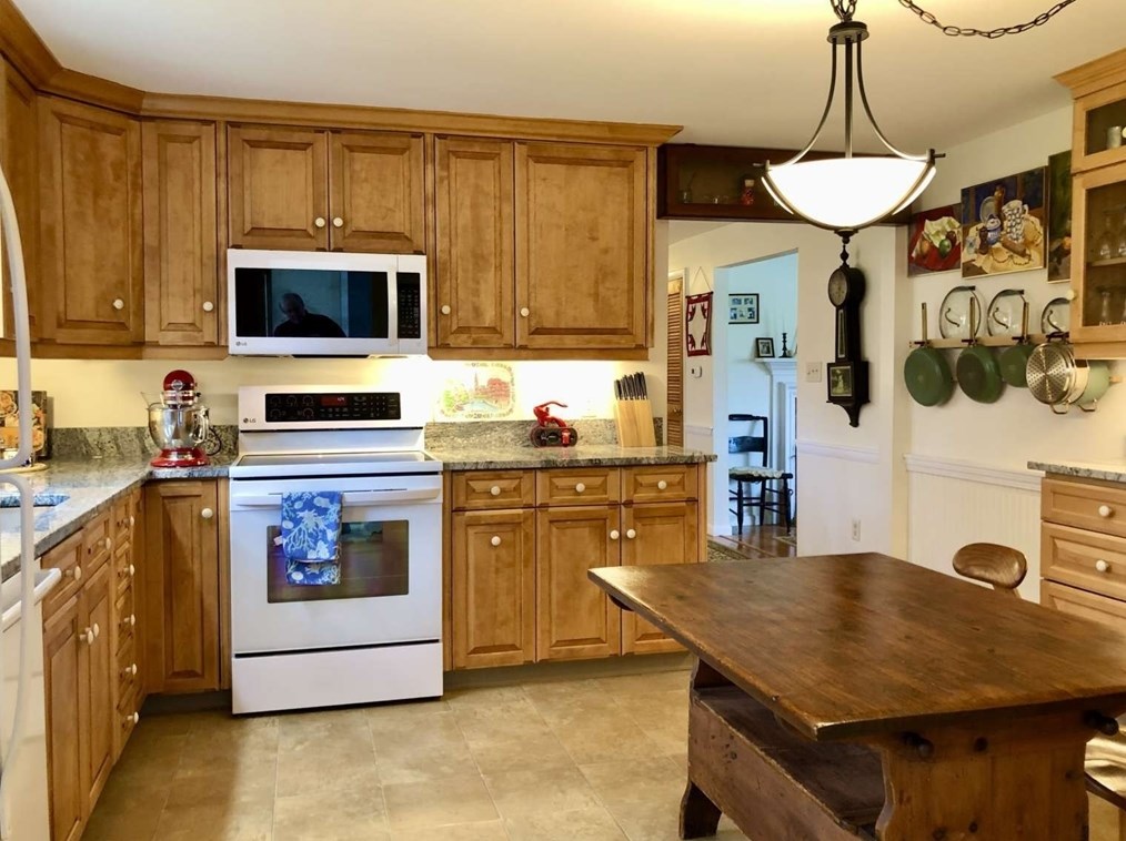 55 Cherry Ln, Amherst MA 01002-1520 exterior