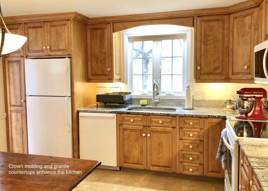 55 Cherry Ln, Amherst MA 01002-1520 exterior