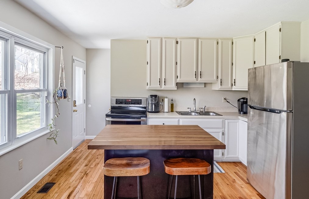 38 Central Tpke, Sutton MA 01590-2323 exterior