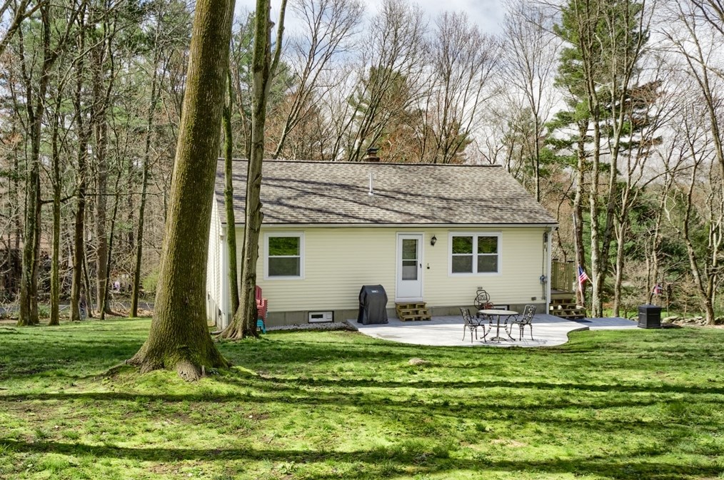 38 Central Tpke, Sutton MA 01590-2323 exterior