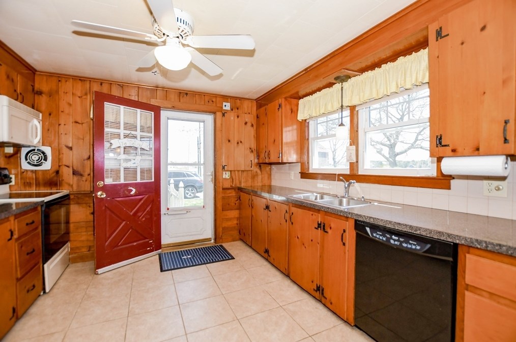 1 Glen Ave, Wareham MA  02571-1905 exterior