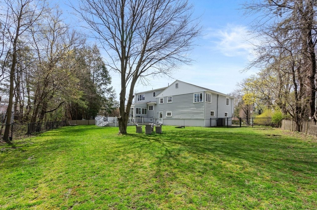 90 Olde Fld Rd, Newton MA 02459-2722 exterior