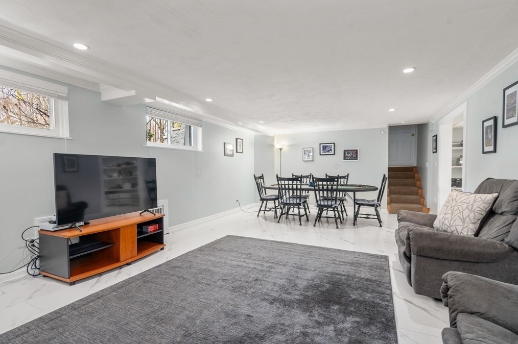 90 Olde Fld Rd, Newton MA 02459-2722 exterior