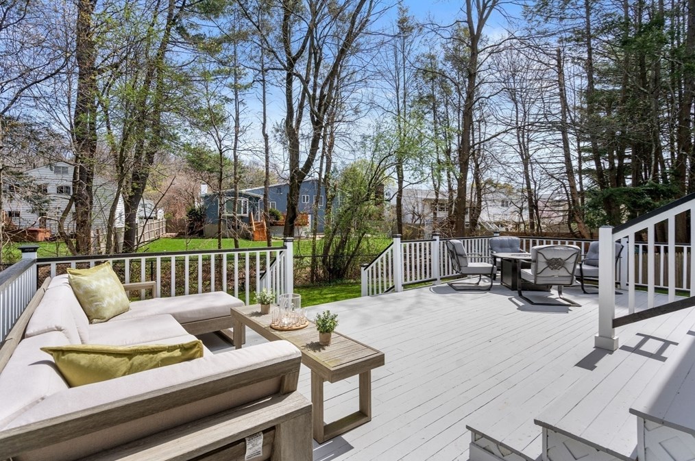 90 Olde Fld Rd, Newton MA 02459-2722 exterior