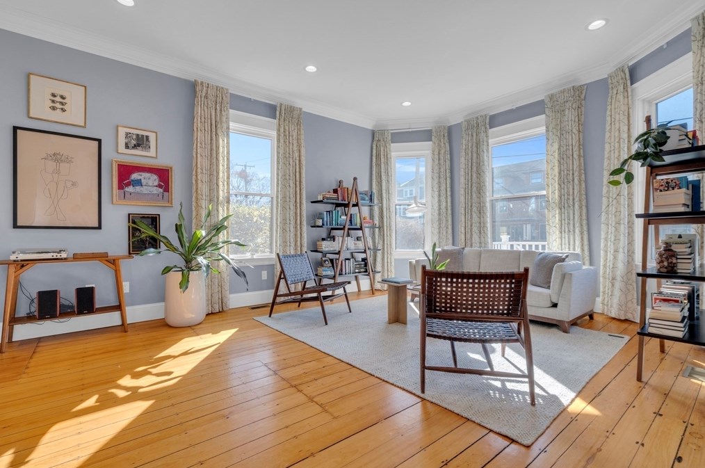 102 Anawan Ave, Boston MA  02132-2001 exterior