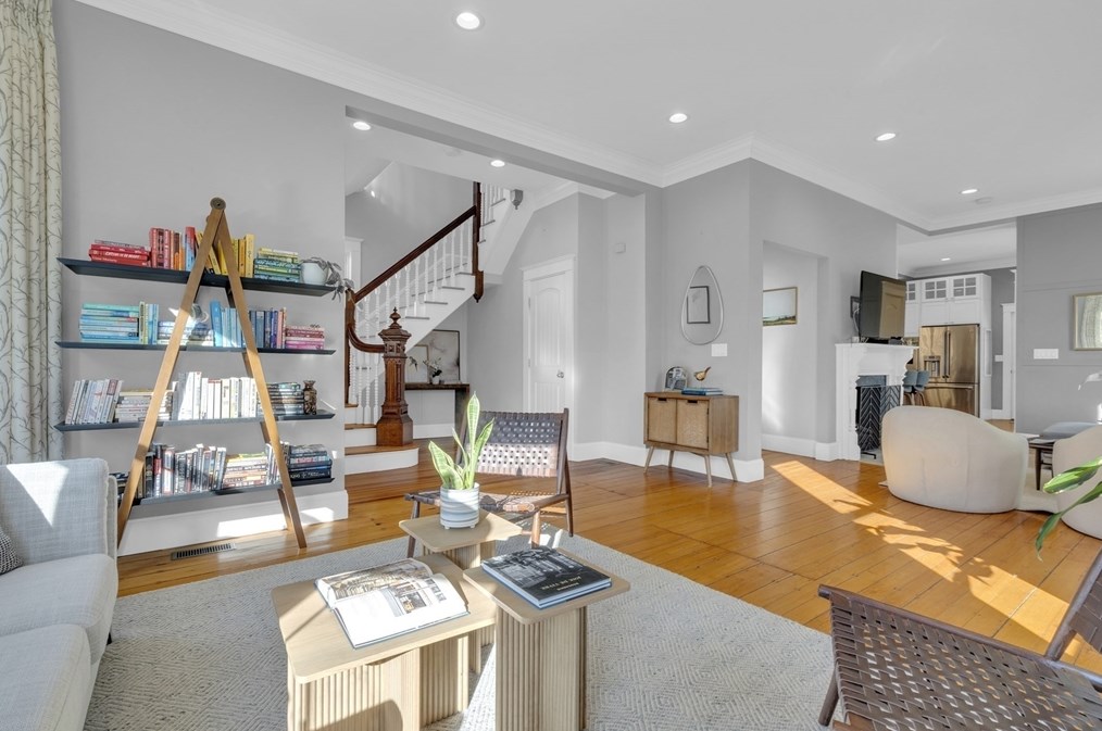 102 Anawan Ave, Boston MA  02132-2001 exterior