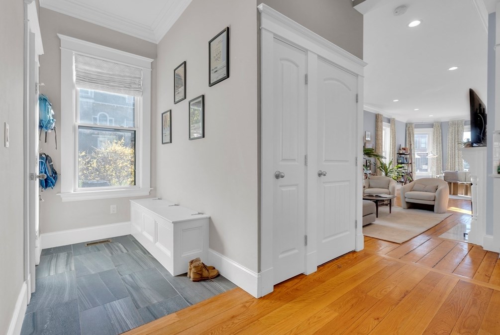 102 Anawan Ave, Boston MA  02132-2001 exterior