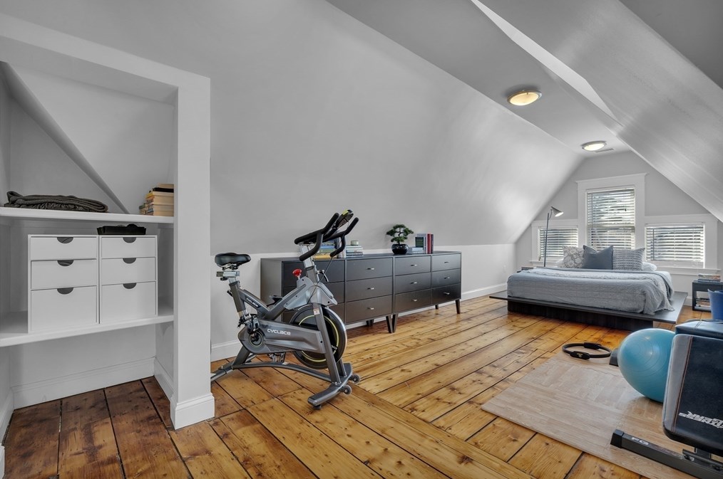 102 Anawan Ave, Boston MA  02132-2001 exterior