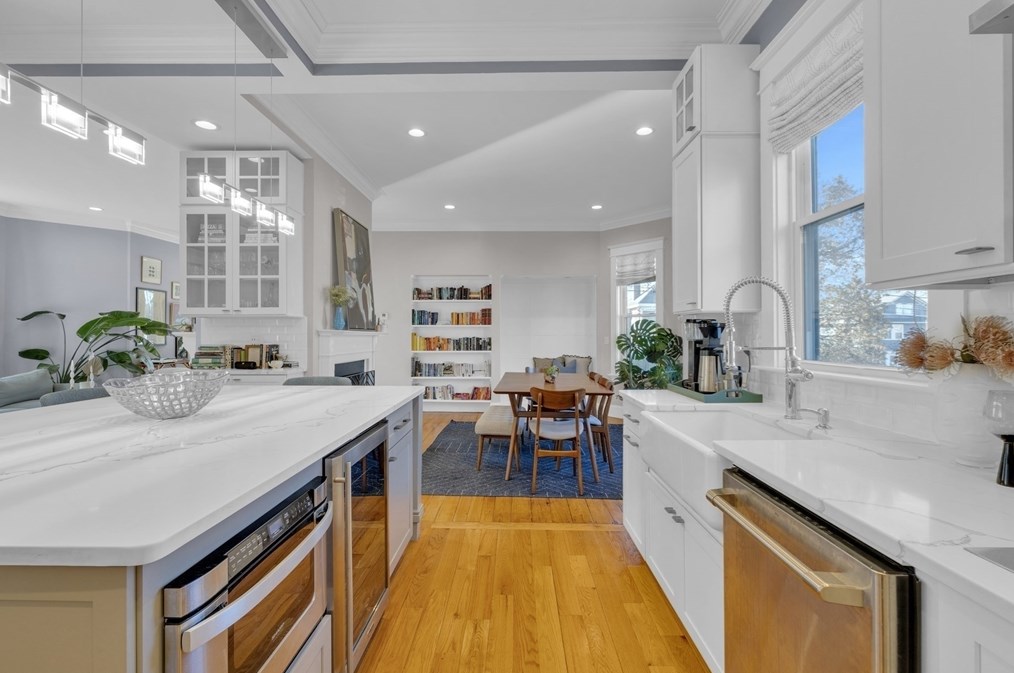 102 Anawan Ave, Boston MA  02132-2001 exterior