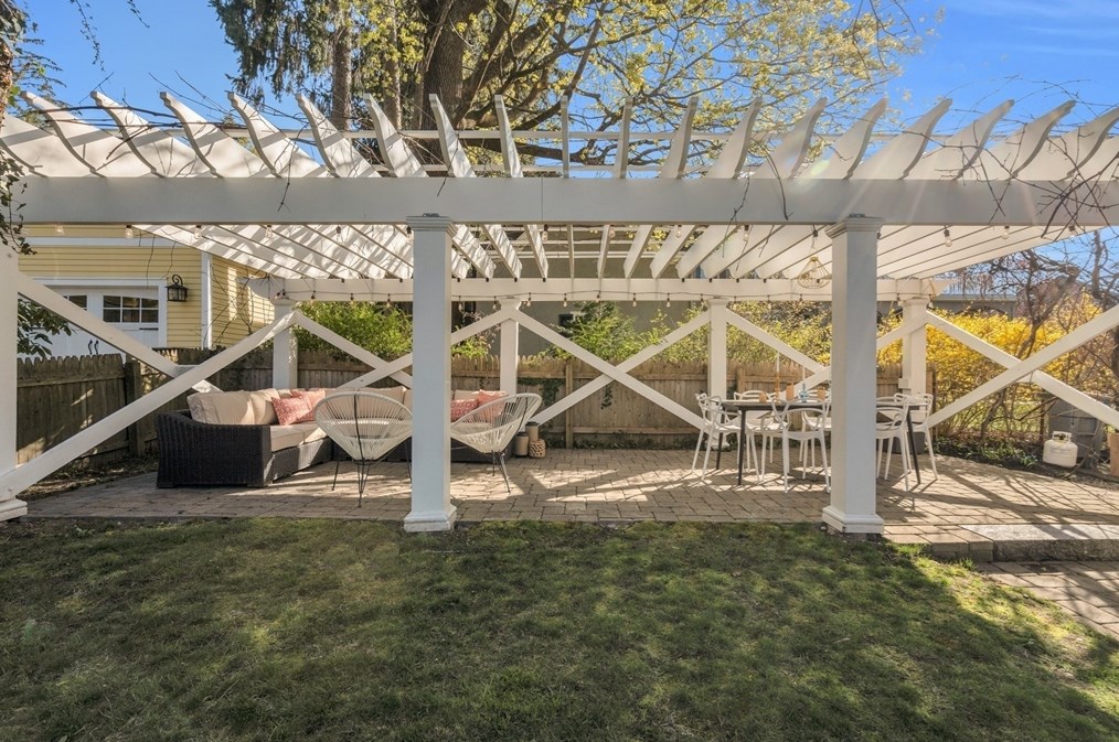 102 Anawan Ave, Boston MA  02132-2001 exterior