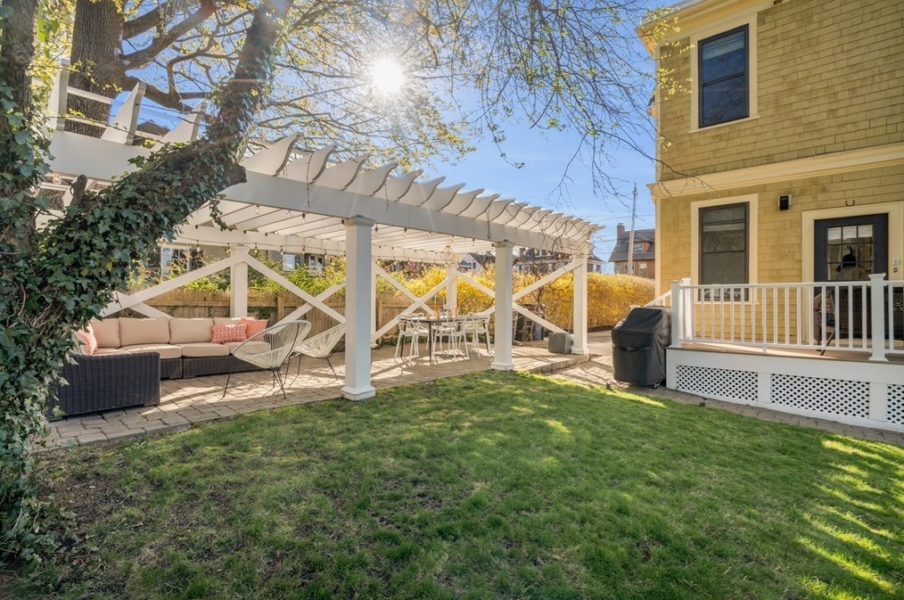 102 Anawan Ave, Boston MA  02132-2001 exterior