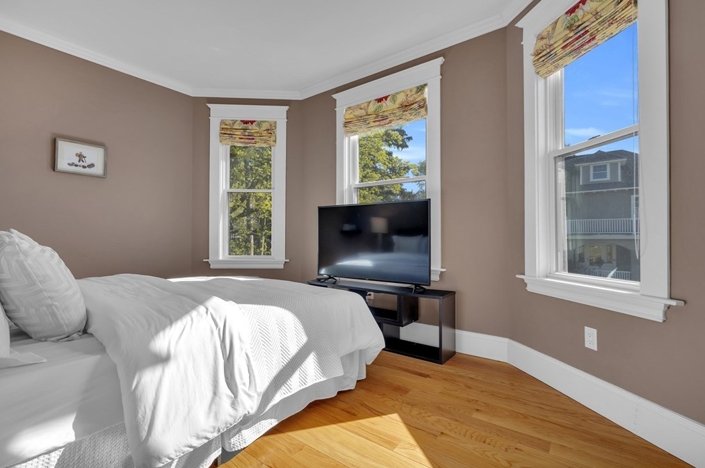 102 Anawan Ave, Boston MA  02132-2001 exterior