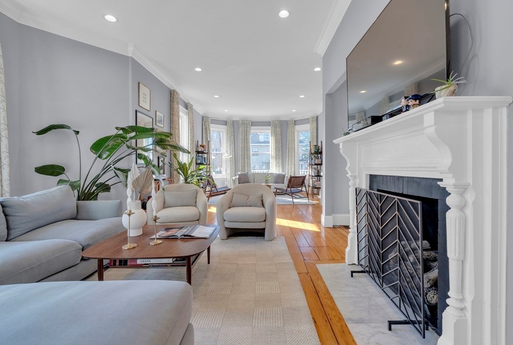 102 Anawan Ave, Boston MA  02132-2001 exterior