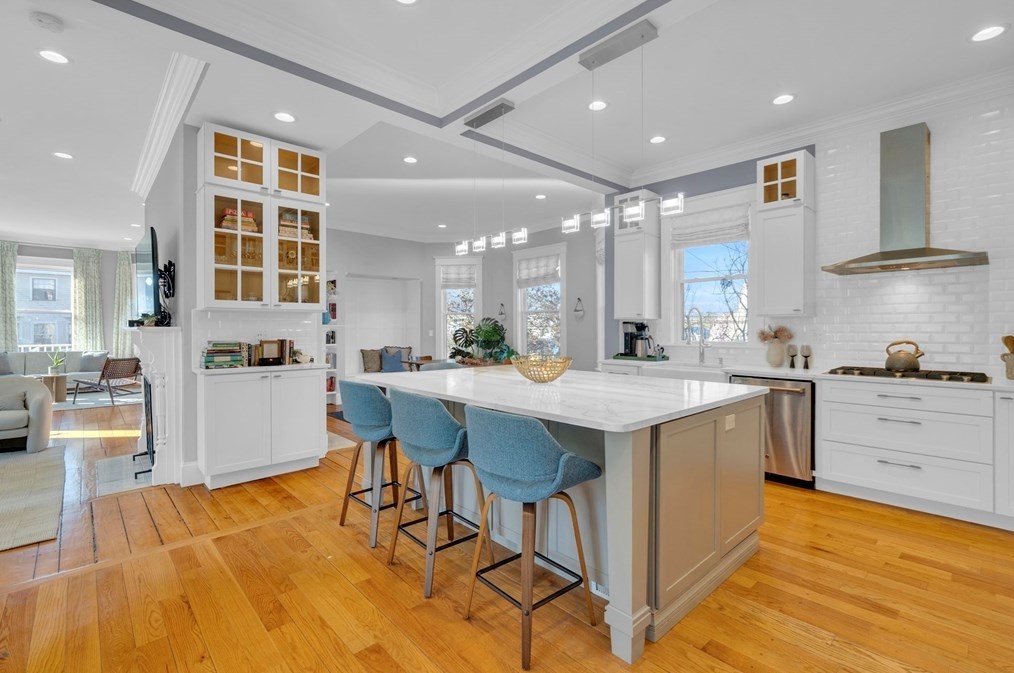 102 Anawan Ave, Boston MA  02132-2001 exterior