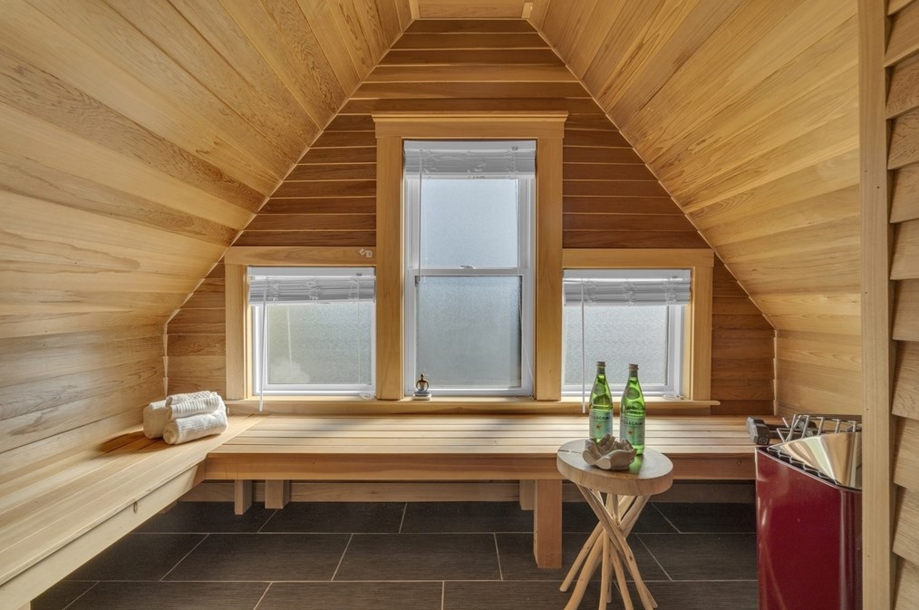 102 Anawan Ave, Boston MA  02132-2001 exterior