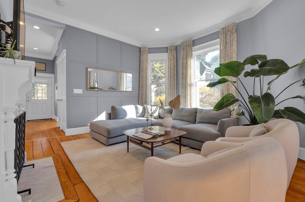 102 Anawan Ave, Boston MA  02132-2001 exterior