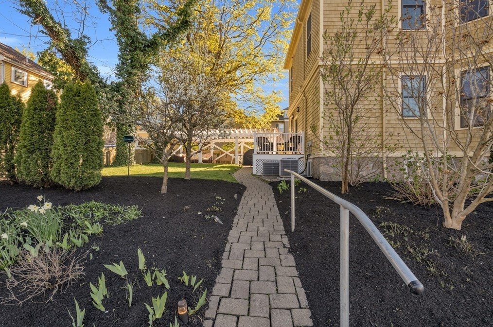 102 Anawan Ave, Boston MA  02132-2001 exterior