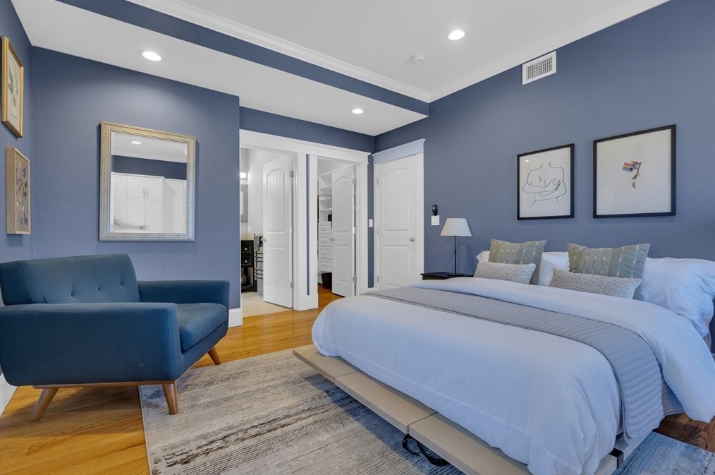 102 Anawan Ave, Boston MA  02132-2001 exterior