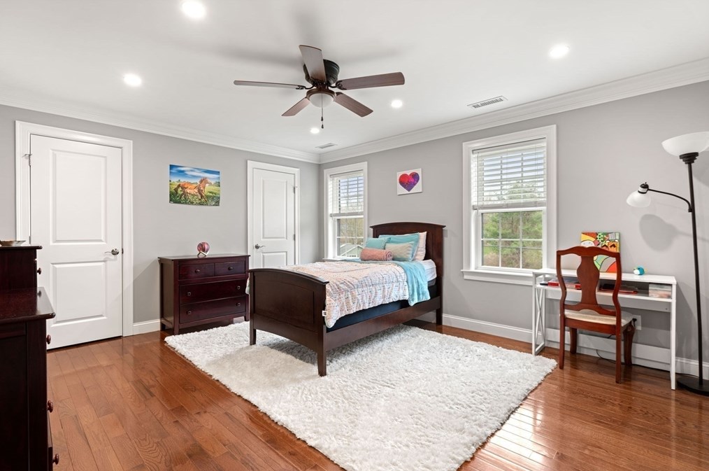 47 Cresthaven Dr, Burlington MA 01803-2109 exterior