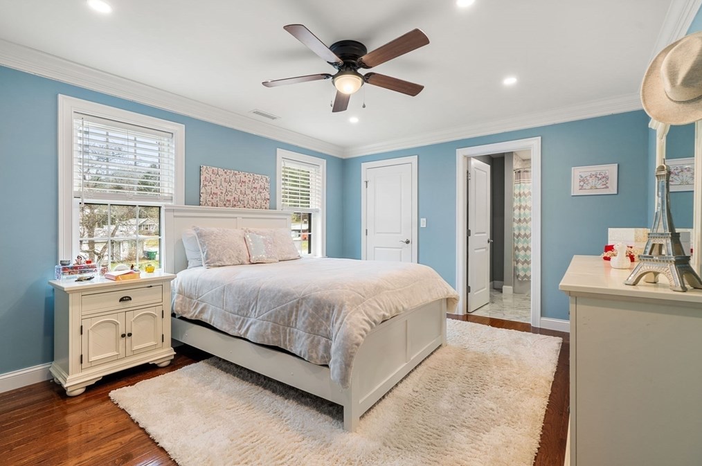 47 Cresthaven Dr, Burlington MA 01803-2109 exterior